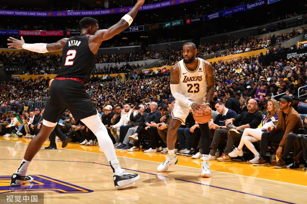 随着全球足 随着全球足